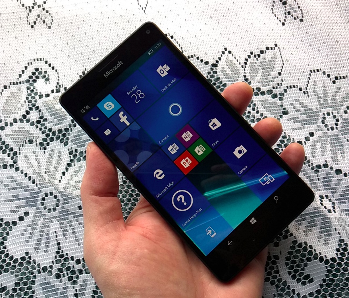 Lumia 950 XL in the hand